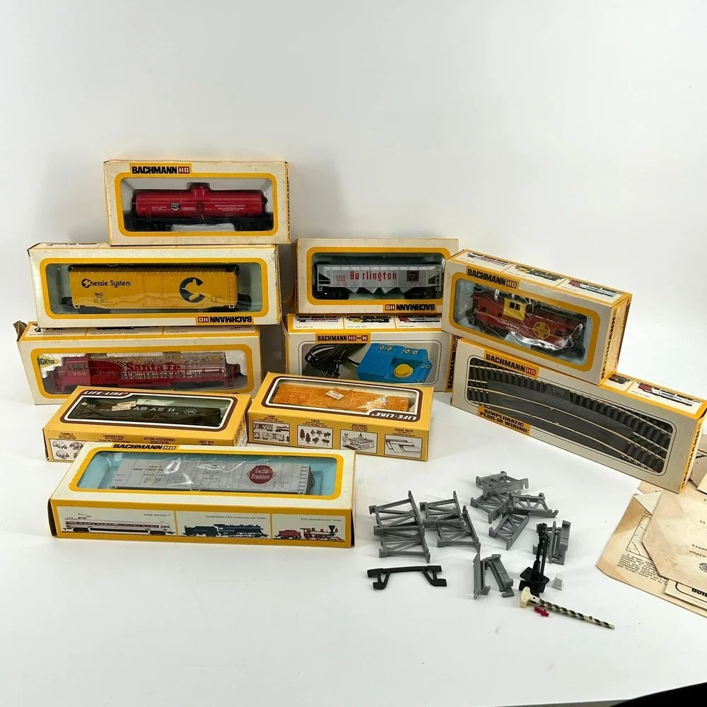 Bachmann HO Scale Silver Flyer Electric Train Set Santa Fe Locomotive 0633 1123